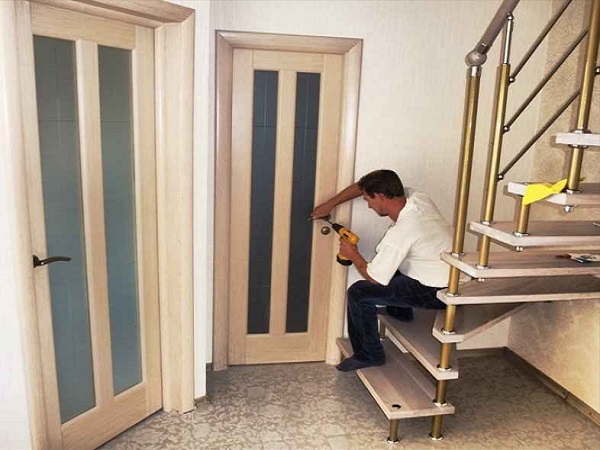 Нюансы выбора и инструкция для установки распашных двойных межкомнатных дверей